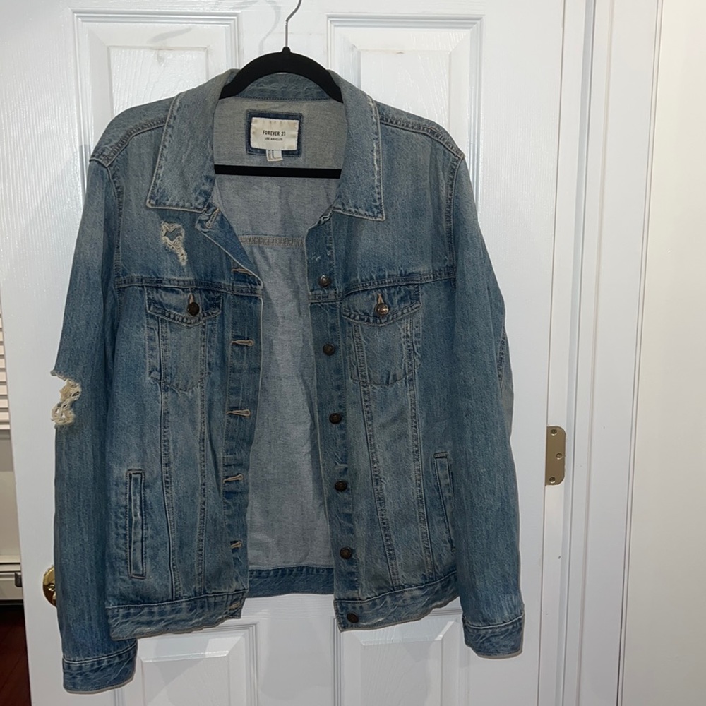 Light distressed denim jean jacket!!